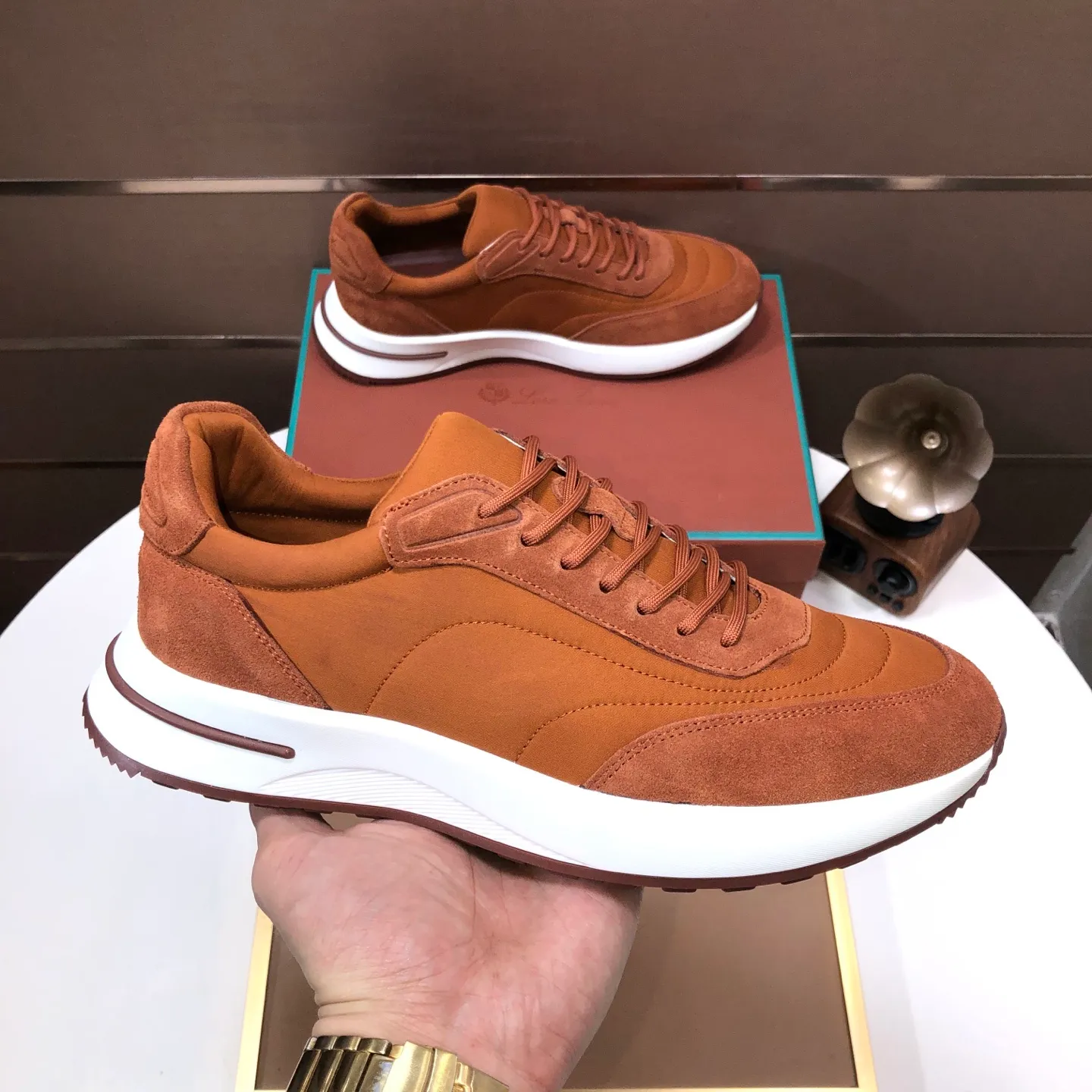 Men's shoes 💰600💰[𝐥𝐨𝐫𝐨 𝐏𝐢𝐚𝐧𝐚] lp classic loafers, an Italian treasure brand, the only brand that can match Hermès! Only after wearing it do we realize that we cannot let down our feet. The upper is imported cashmere, the lining of water-dyed cowhide ➕ the cowhide feet, the official original glass rubber outsole, and the pendant. Exclusive original packaging (tag ➕ brand paper ➕ outer box ➕ hand bag) code number: 38-45